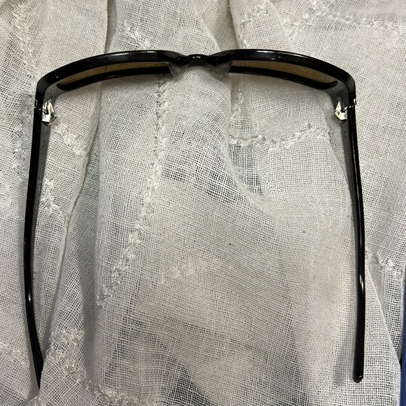 Lacoste sunglasses with a case - Picture 12 of 15